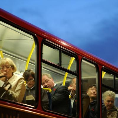 Σωστή συμπεριφορά επιβατών σε ένα λεωφορείο.